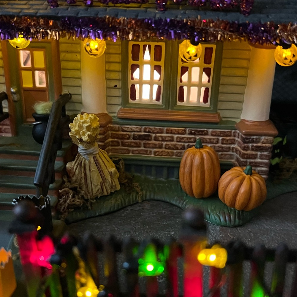 SOLD!!! Dept 56 Halloween "1031 Trick or Treat Drive" Retired - Picture 13 of 17